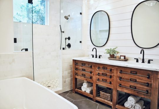 Photo Bathroom shelves
