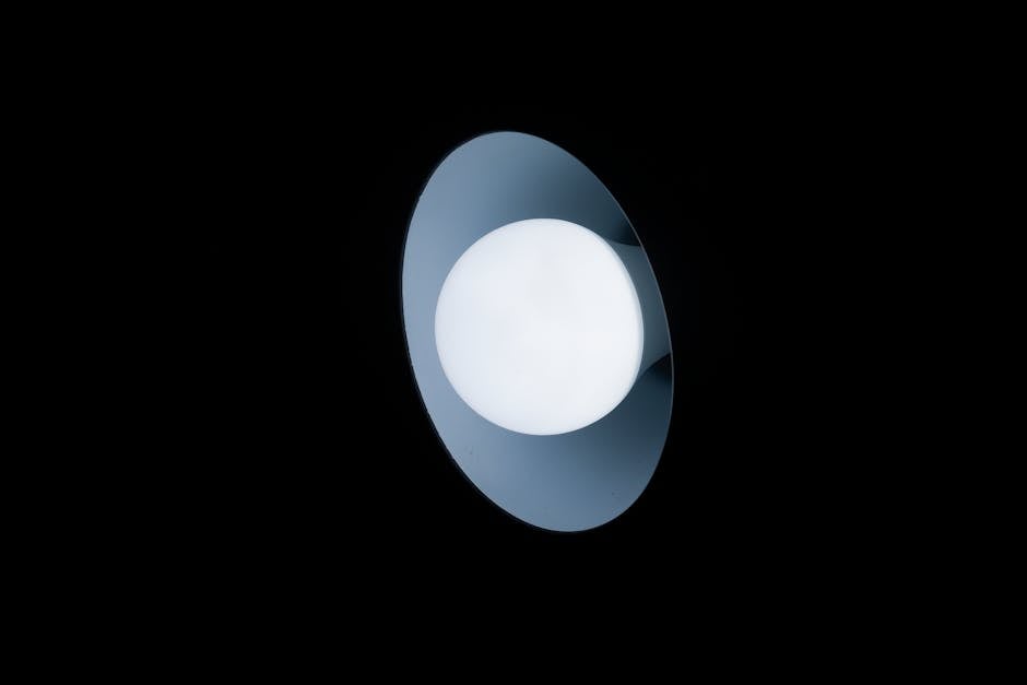 Strakke plafondlamp verlicht minimalistisch interieur. Strakke plafondlamp verlicht minimalistisch interieur.