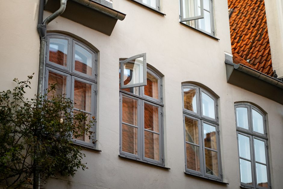 Creëer een rustgevende Scandinavische zitomgeving in je erker