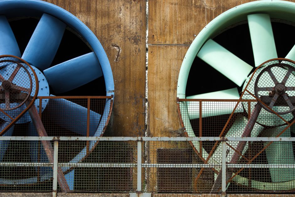 Eco-vriendelijke ventilator in groene tuin.