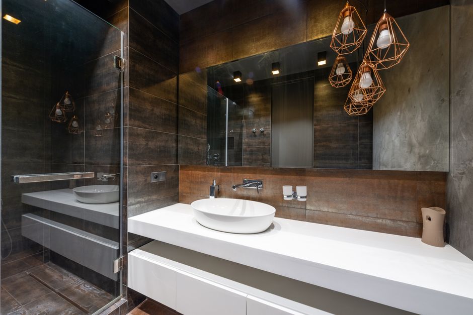 DIY kunstwerk op toiletmuur met geometrisch patroon. DIY kunstwerk op toiletmuur met geometrisch patroon.