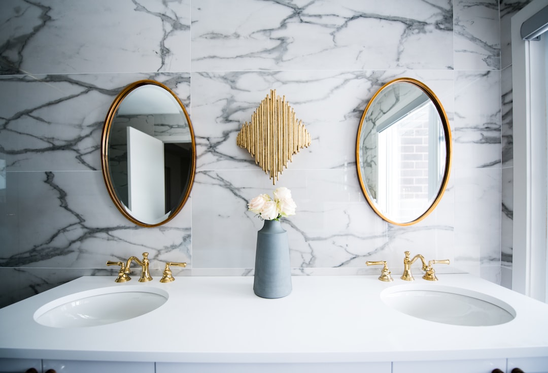 DIY wanddecor inspiratie voor een moderne facelift van je toilet