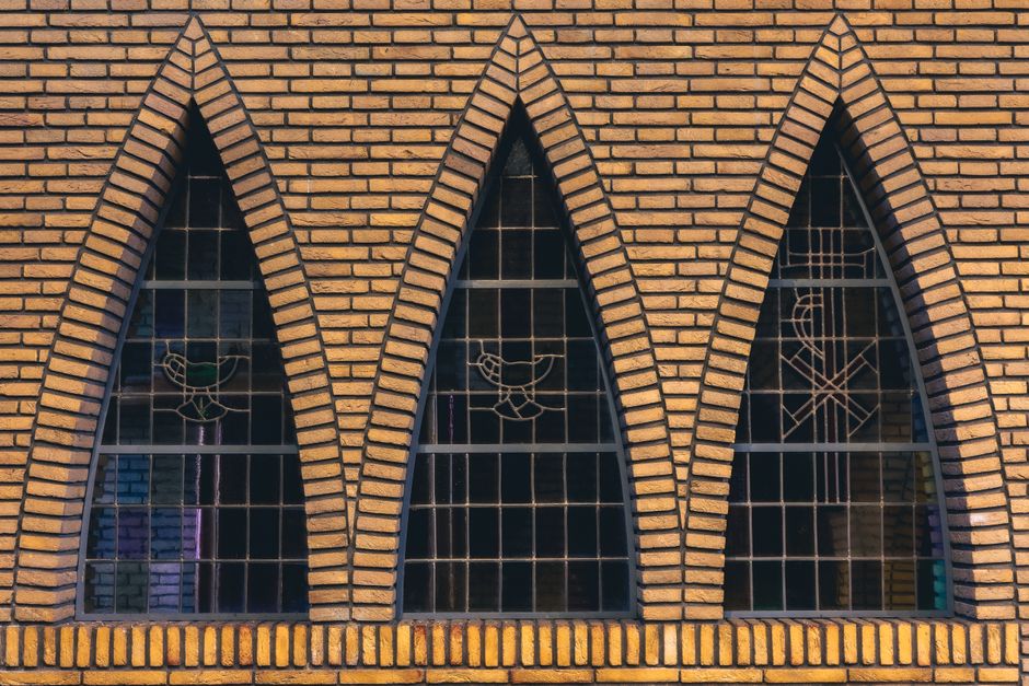 Moderne woning met abstract geometrisch raamontwerp.