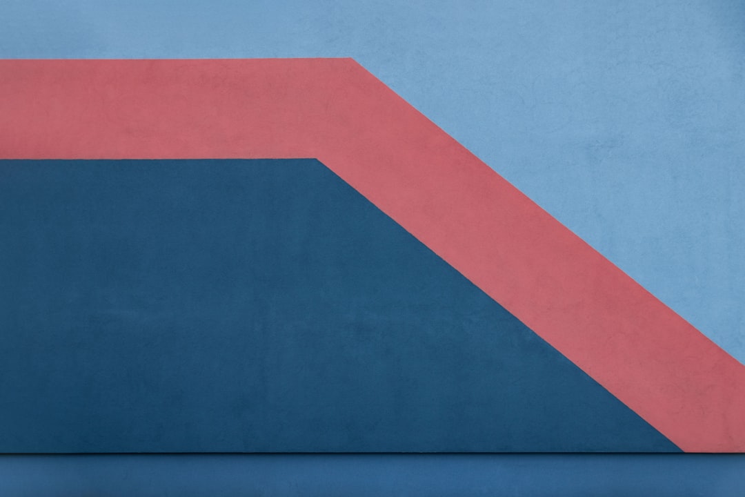 Asymmetrisch canvas geaccentueerd met minimalistisch interieurdesign. Asymmetrisch canvas geaccentueerd met minimalistisch interieurdesign.