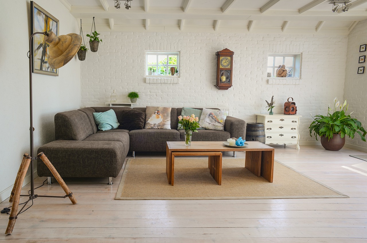 Harmonie tussen symmetrie en asymmetrie in woonkamer.
