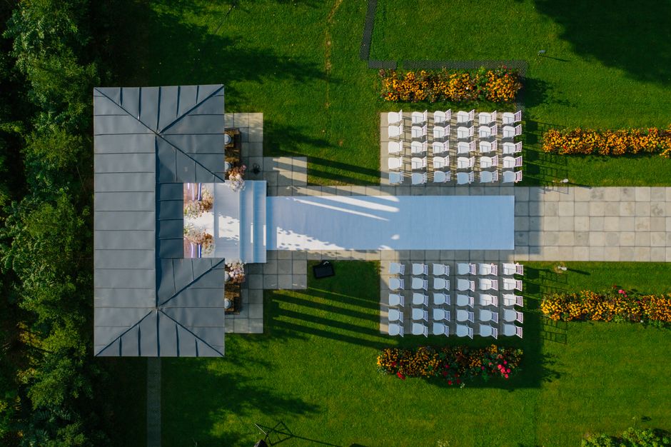 Asymmetrische kameropstelling met verschillende kunststijlen.