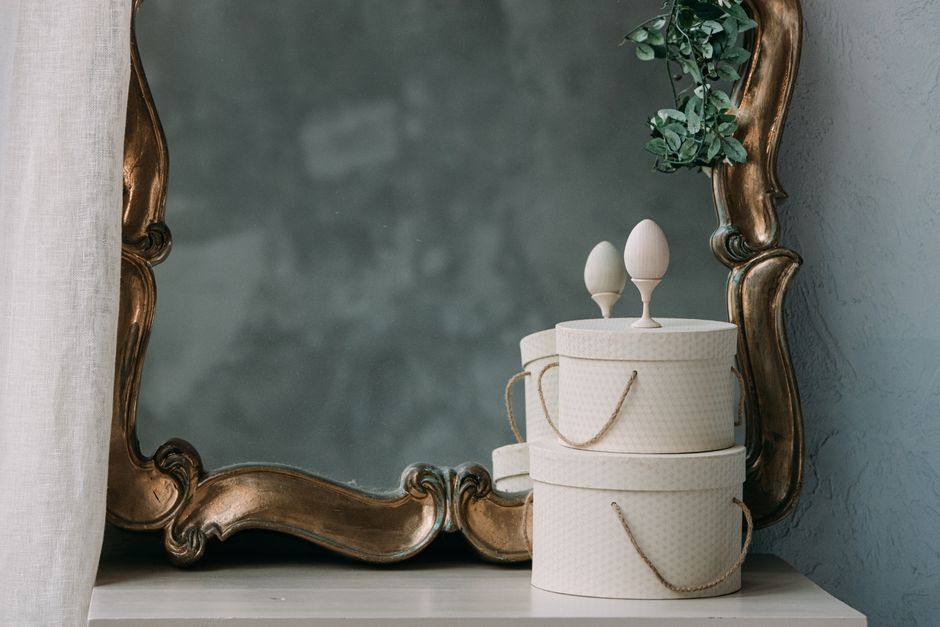 Vloerspiegel creëert diepte in klassieke slaapkamer. Vloerspiegel creëert diepte in klassieke slaapkamer.