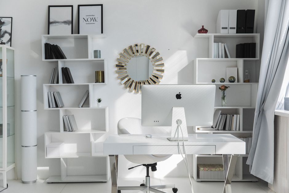 Moderne asymmetrische kast in geometrische vorm.