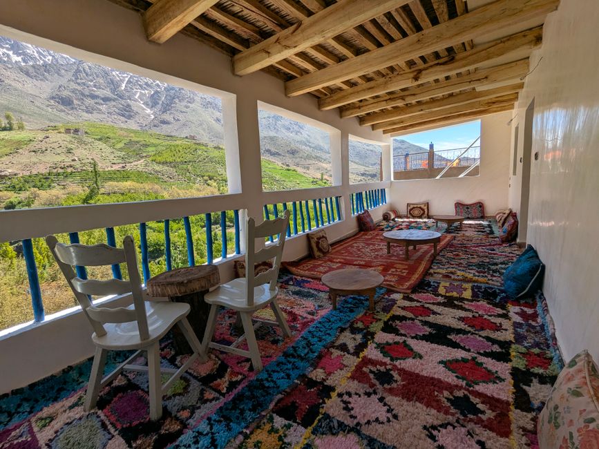 Traditioneel Berber tapijt in een sfeervol herfstinterieur.