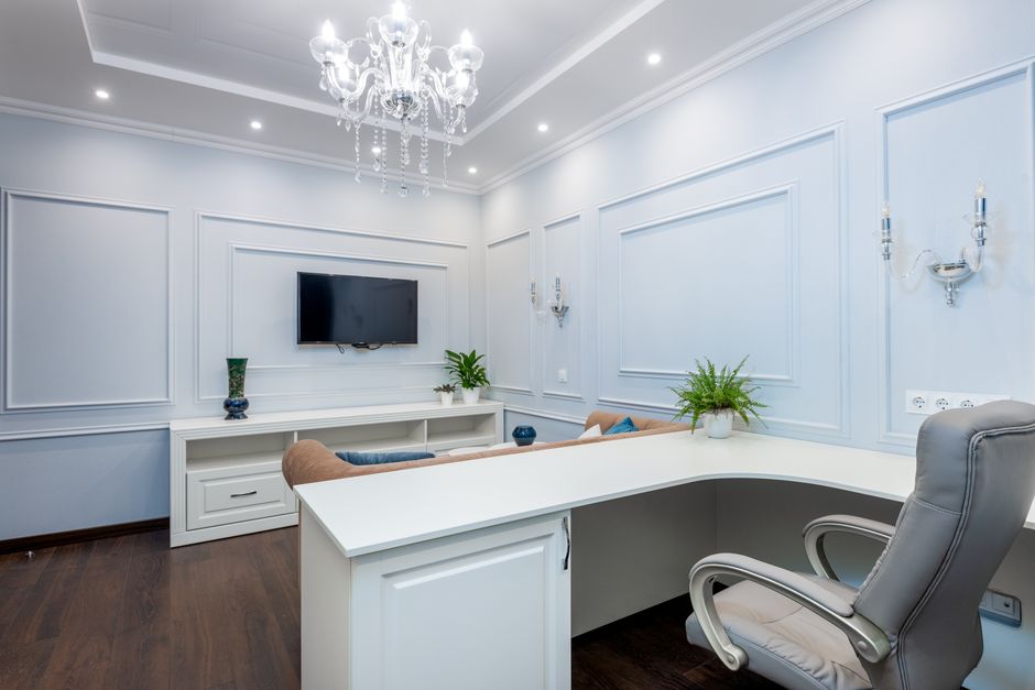Gezellige studeerkamer die verandert in eetkamer.