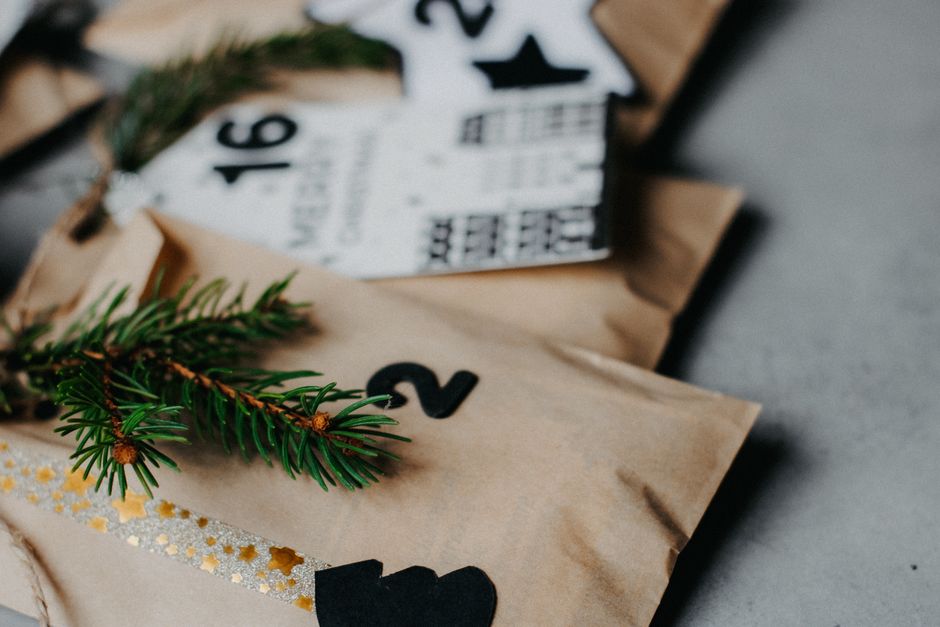 Minimalistische adventskalender van zwart-wit papier.